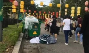 Đoàn khách Tây đụng ngay bãi rác khi thăm Hoàng Thành