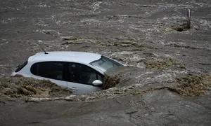 Nước lũ cuốn trôi ôtô ở Pháp